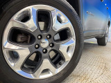 ●純正18インチアルミホイール:輸入車ならではの卓越した走りを支えるホイールと足回りです!日本車の走りに慣れている方にもぜひ体感して頂きたいほど、高いレベルでまとまっています!