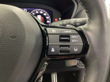 ステアリング右手側に安全運転支援機能のホンダセンシングをコントロールするスイッチ、左手側にオーディオ関連のコントロールスイッチを配置、視線を逸らすことなく運転に集中できます