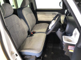 運転席の座面高さを調整できるシートリフターが付いています。フロントシートはベンチシートを採用で、座面も広く使い勝手もいいですよ♪