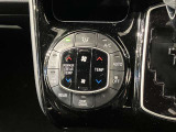 左右独立温度コントロールフルオートエアコンです。運転席、助手席それぞれで独立して温度設定ができます。冷え性の方が乗っても安心ですね♪
