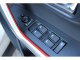 運転席側のドアスイッチです。ドアミラーコントロール、集中ドアロック、パワーウィンドのコントロールスイッチが集中して配置され、操作しやすいレイアウトです。