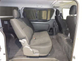 後部座席も当然、綺麗・清潔に仕上げております。内装の綺麗なお車は気持ちが良いですし、コンディションのいい車が多いです。