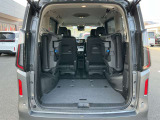 3列目シートを跳ね上げ収納していただくとさらに広々空間に!BBQやキャンプさらにゴルフバック!アクティブに動かれるお客様の強い味方です。