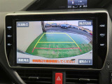 車両後方の映像を映すバックモニター。進路を確認しながら安全に車庫入れできます。