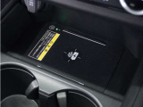 ◆ワイヤレス充電器◆ワイヤレス充電規格Qiに適合した機器を充電エリアに置くことで使用できます。