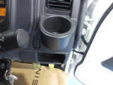 ほっと一息のドリンクをキープするドリンクホルダーです。携帯電話入れても良し。ただし走行中の携帯電話の使用は禁止されていますのでご注意を!
