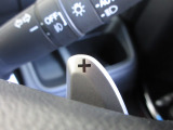 マニュアル車のような感覚で、ワインディングロードでも車を操れるマニュアルモード・パドルシフト付きです。長い下り坂でのエンジンブレーキや、高速道路の合流の際の加速も思いのままです。