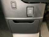 アクセサリーソケットはUSBのアダプターなどをつければ、スマホの充電にも使えます。周辺には物が置けるボックスがついています。
