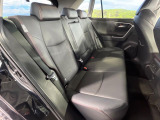 後部座席も気になるようなキズ・汚れやへたり等、大きなダメージはなく、良好な状態です。