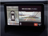【360&deg;ビュー・モニター】専用カメラにより上から見下ろしたような視点で360度クルマの周囲を確認することができます。駐車が苦手な方でも縦列駐車や幅寄せ時に活躍してくれます。