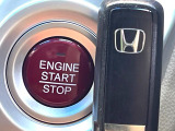 【Hondaスマートキー】カバンやポケットに入れたままでもドアの施錠・解錠が可能なスマートキーを装備。エンジンのオン・オフ時もカギを取り出す必要が無いからとっても便利です♪