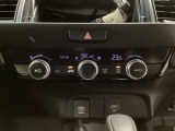 オートエアコンがついてますので、お好みの温度をセットするだけで風の強さや風量を自動で調整します。スイッチやダイヤル類も簡単操作で快適に過ごせます。
