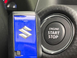 【キーレススタートシステム】カバンやポケットに入れたままでもドアの施錠・解錠が可能なスマートキーを装備。エンジンのオン・オフ時もカギを取り出す必要が無いからとっても便利です♪