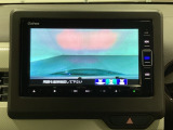ギヤをR(バック)に入れるとナビの画面に後ろの映像が映るリアカメラ付です。後退時、コンディションが悪い視界でもカラーバックモニターがドライバーをサポートします。