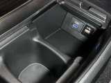 センターコンソールのカバーを前方にスライドさせるとオーディオ機器やスマートフォンを直接カーオーディオに接続できるUSB端子や充電用USB端子が配置されています。