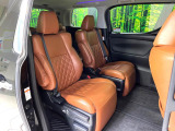 後部座席も気になるようなキズ・汚れやへたり等、大きなダメージはなく、良好な状態です。