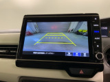 リバースギアに入れるだけで後方の表示へ切り替わります。夜間や雨の日の駐車も楽になりますよ。