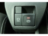 【電動パーキングブレーキ】オートモードのときは、シフトレバーの操作に応じてパーキングブレーキが自動で作動♪