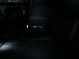 スマホ充電や音楽接続に便利なUSB充電ポート付き