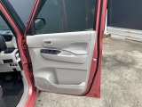 乗り降りで多く使用する運転席ドアですが、目立った傷や汚れもなく綺麗です!