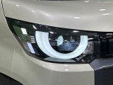 【LEDヘッドライト】悪天候や夜間走行時も良好な視界を確保し安心して運転できる高輝度LEDヘッドライトを装備!点灯速度が早く、消費電力も抑えられています。