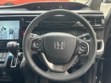 運転姿勢のままで扱えるように、オーディオもエアコンも、使いやすい位置にレイアウトされてます。