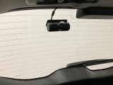 後方にもドライブレコーダーのカメラが付いています。前後両方でお車の周りを監視・記録いたします。