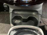 両席側中央前部にドリンクホルダーあります♪運転中でも手が届きやすい位置にあって使い易いです♪