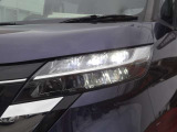 【LEDヘッドライト】悪天候や夜間走行時も良好な視界を確保し安心して運転できる高輝度LEDヘッドライトを装備!点灯速度が早く、消費電力も抑えられています。