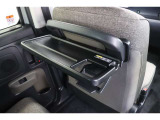 車内での休憩時などに軽食や飲み物を置けるシートバックテーブル。