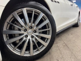 ●純正19インチアルミホイール:輸入車ならではの卓越した走りを支えるホイールと足回りです!日本車の走りに慣れている方にもぜひ体感して頂きたいほど、高いレベルでまとまっています!