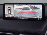 【360&deg;ビュー・モニター】専用カメラにより上から見下ろしたような視点で360度クルマの周囲を確認することができます。駐車が苦手な方でも縦列駐車や幅寄せ時に活躍してくれます。