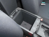 アームレスト下は便利な小物入れ(下段)