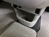センターコンソール下部には小物入れが装備されています。