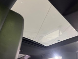 ■スライディングパノラミックルーフを装備。電動ブラインドにて遮光も可能です。様々な走行環境で、外部の空気を感じてみてくださ。