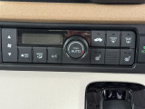 車内環境を自動でコントロールするフルオートエアコン。長距離ドライブも快適です。