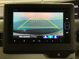 バックでの車庫入れも安心です! リアカメラが付いているバックモニター付のナビを装備しております。操作線もついており距離感も画面から確認できます。
