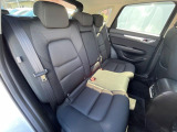 後部座席も気になるようなキズ・汚れやへたり等、大きなダメージはなく、良好な状態です。