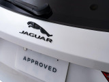 ジャガーエンブレム、ブラックパック仕様 ホワイトボデーで存在感のあるジャガーエンブレムを際立たせます!