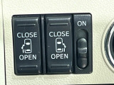 【両側パワースライドドア】スマートキーや運転席のスイッチで後席両側スライドドアの開閉が可能♪電動だから力を入れてドアを開ける必要が無く、小さなお子様でも簡単に開け閉めでき快適です♪