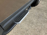 【フィックスドサイドステップ】車両への乗り降りを助け、ルーフへの荷物の積み込みを容易にします。オフロードスタイルを際立たせます。