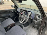 運転席、助手席の感覚はゆとりがあって快適な空間となっております!