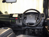 運転の際、常に目にする部分だけにシックで飽きのこないデザインが良いですね。