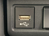 こちらのクルマはUSB接続コネクタも装備されています♪スマホの充電などにお使い下さい。ご旅行中での充電切れも、これなら心配いりませんね!