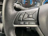 ステアリングには、走行中でもオーディオ操作ができるステアリングスイッチ付き。