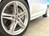 ●純正18インチアルミホイール:輸入車ならではの卓越した走りを支えるホイールと足回りです!日本車の走りに慣れている方にもぜひ体感して頂きたいほど、高いレベルでまとまっています!