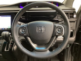 ハンドルにHondaセンシング系のクルーズコントロールやレーンキープアシストなどのスイッチと、オーディオの操作スイッチが装備されています。ハンドルから手を離さず安全に操作できます。