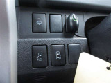 運転席から開閉ができるパワースライドドアが付いています。(安心の挟み込み防止機能付)