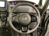 ハンドルにHondaセンシング系のクルーズコントロールやレーンキープアシストなどのスイッチと、オーディオの操作スイッチが装備されています。ハンドルから手を離さず安全に操作できます。