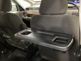 運転席・助手席の背もたれには、2列目シート用にカップホルダー付きの「格納式のシートバックテーブル」を装備しています。休憩時のちょっとした時間などカップを置いたり、小物置きに使えて便利です。